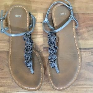 Gap Thong Gray Rose T-strap Flat Sandals Sz 8